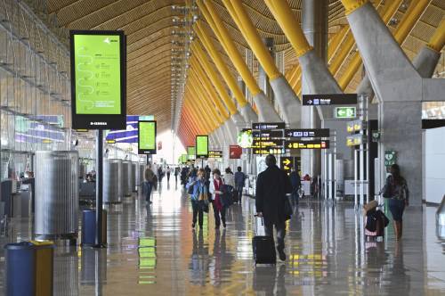 Interior_de_la_terminal_T4_del_Aeropuerto_Adolfo_Suárez_Madrid Barajas. Interior_de_la_terminal_T4_del_Aeropuerto_Adolfo_Suárez_Madrid Barajas.