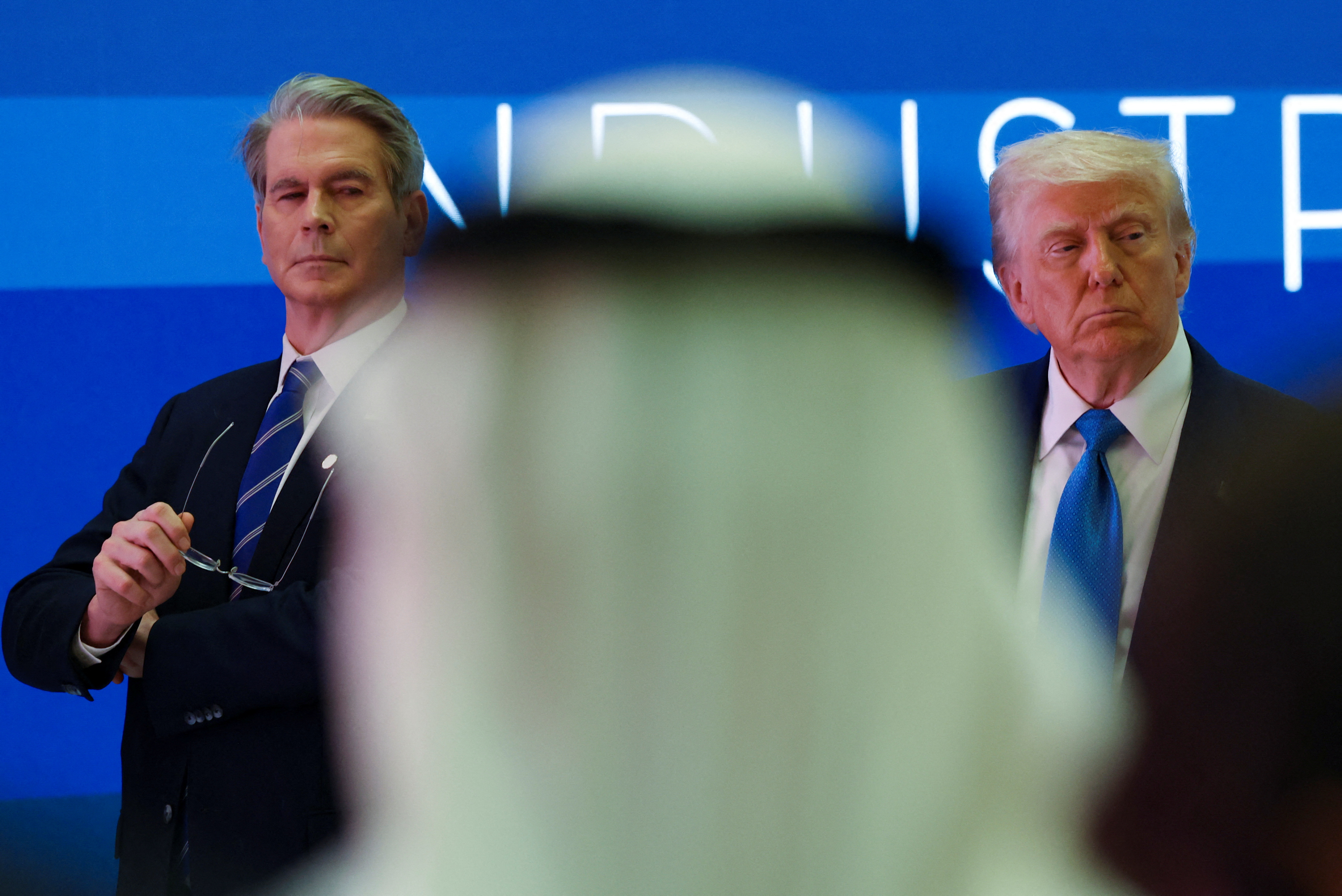 El secretario del Tesoro estadounidense, Scott Bessent, y Donald Trump en Abu Dhabi
