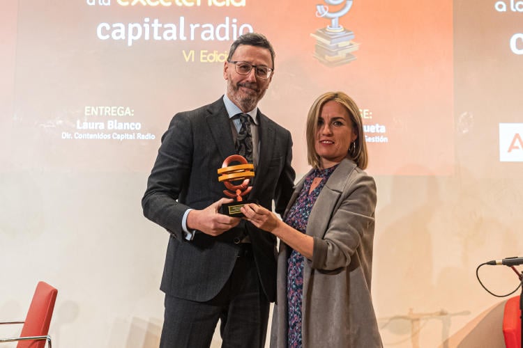 Joseba Orueta, CEO Kutxabank Gestión, recibe el Premio a la Excelencia a la Mejor Gestora de Fondos ASG de manos de la periodista Laura Blanco