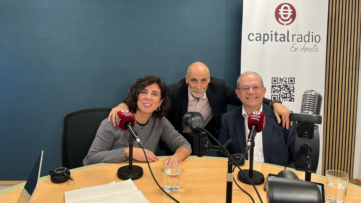Gema Villalba, m&aacute;nager comercial del canal BBVA Autorenting en Ayvens; Chimo Ortega, director de Movilidad sobre Ruedas en Capital Radio; y&nbsp;Rafael Palacios, responsable de Instituciones y Real Estate en BBVA en Espa&ntilde;a.