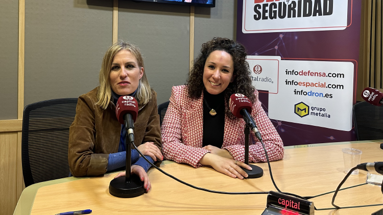 Leticia Monasterio (New Technology and Innovation de Thales en el área de Defensa) con Laura Blanco Leticia Monasterio (New Technology and Innovation de Thales en el área de Defensa) con Laura Blanco