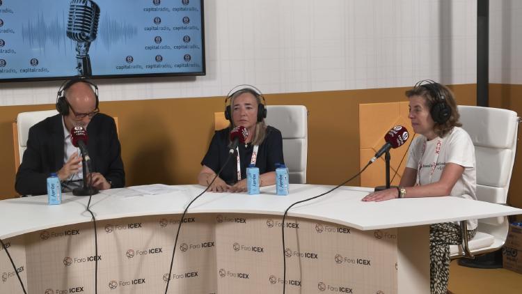 Chimo Ortega, director de Movilidad sobre Ruedas; Cristina Vendrell, presidenta de la Asociación Española de Fabricantes de Alfalfa Deshidratada (AEFA); y María Naranjo, directora de Industria Agroalimentaria de ICEX. Chimo Ortega, director de Movilidad sobre Ruedas; Cristina Vendrell, presidenta de la Asociación Española de Fabricantes de Alfalfa Deshidratada (AEFA); y María Naranjo, directora de Industria Agroalimentaria de ICEX.