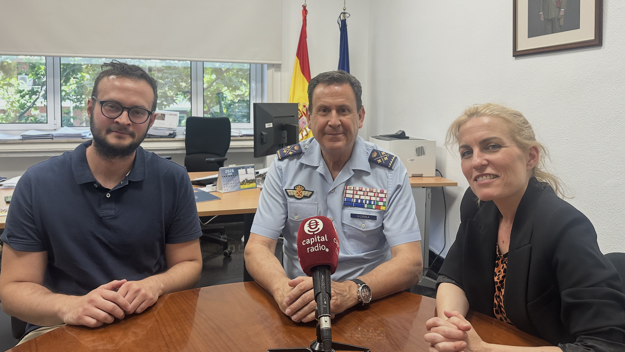 Teniente General Miguel Ivorra, Director General de Estrategia e Innovaci&oacute;n del Ministerio de Defensa junto a los periodistas Benjam&iacute;n Carrasco (Infodefensa) y Laura Blanco (Capital Radio)