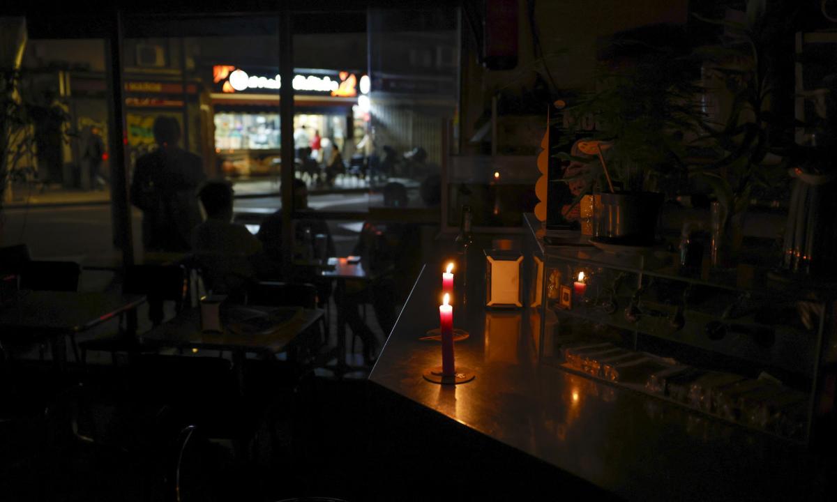 algunos establecimientos con luz y otros sin ella esta noche en barcelona tras el apagon electrico que ha afectado este lunes a espana