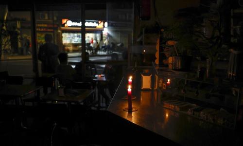 algunos establecimientos con luz y otros sin ella esta noche en barcelona tras el apagon electrico que ha afectado este lunes a espana algunos establecimientos con luz y otros sin ella esta noche en barcelona tras el apagon electrico que ha afectado este lunes a espana