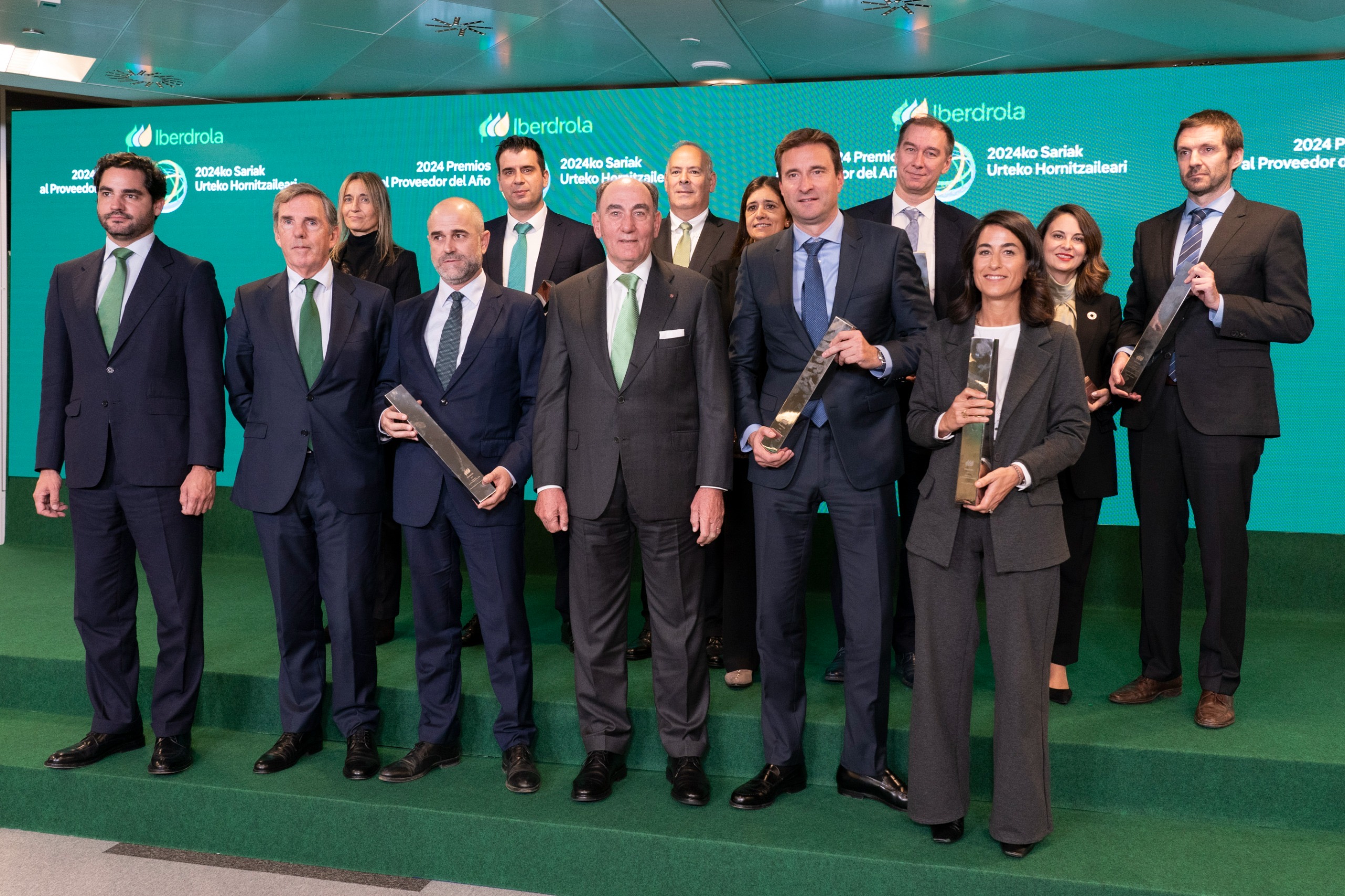 Ignacio Galán, presidente de Iberdrola, con los galardonados en Premios al Proveedor del Año en España 2024