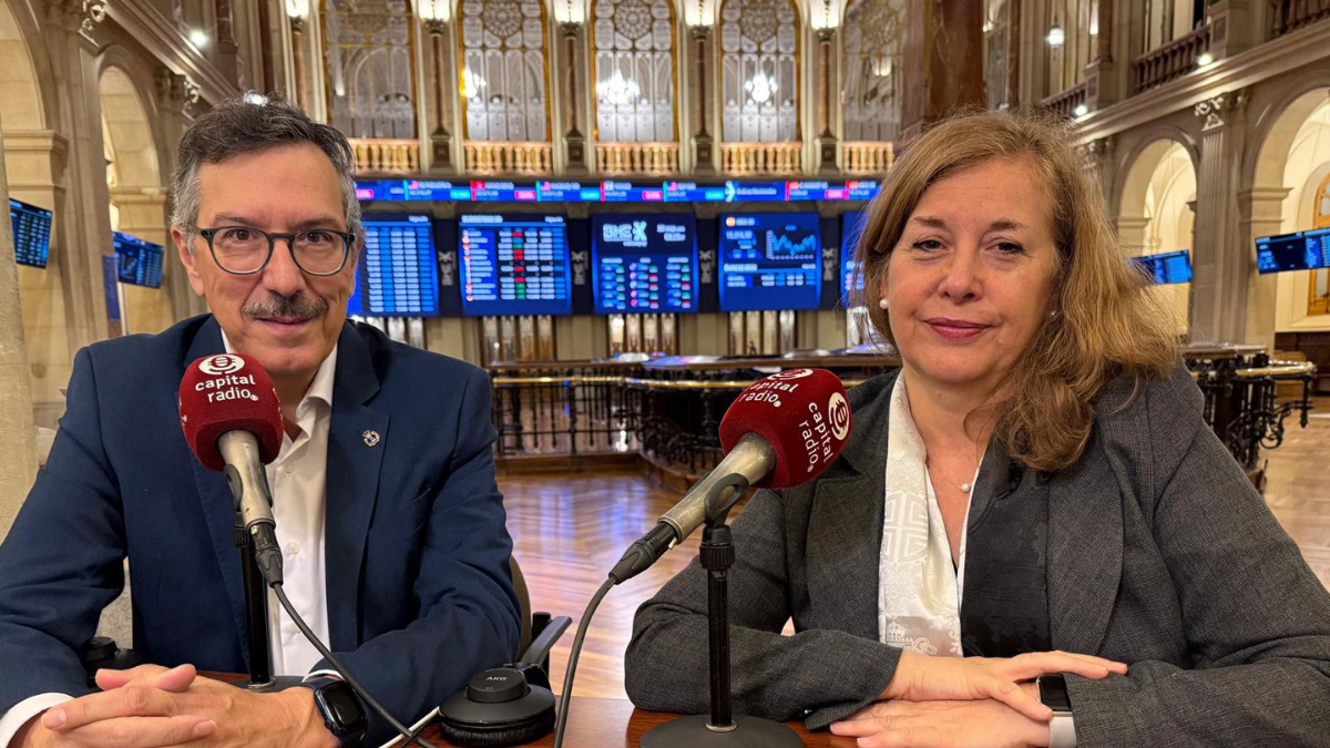 Luis Vicente Muñoz, CEO de Capital Radio; y Alicia García Herrero, economista jefe de Asia Pacífico en Natixis. Luis Vicente Muñoz, CEO de Capital Radio; y Alicia García Herrero, economista jefe de Asia Pacífico en Natixis.