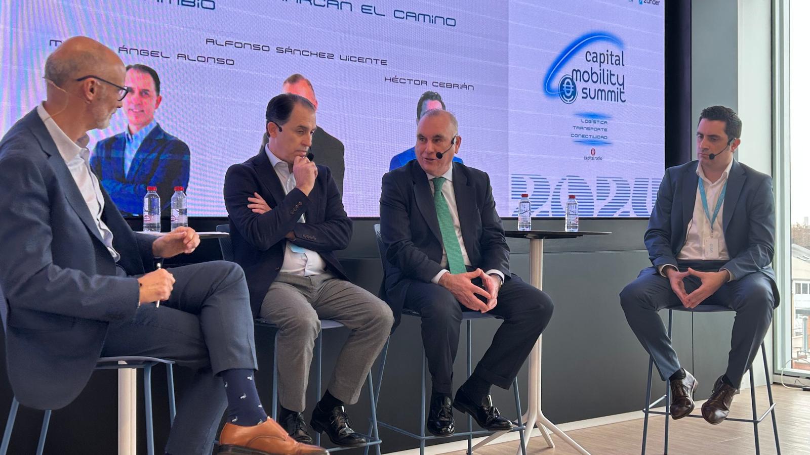 Mesa de debate en el Capital Mobility Summit sobre empresas que marcan el camino del cambio con Miguel Ángel Alonso, director de Ingeniería y Oficina de Fondos Europeos de Alsa; Alfonso Sánchez Vicente, CEO y director gerente de EMT Madrid; y Héctor Cebrián, responsable de Proyectos de Descarbonización de Sesé.