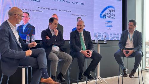Mesa de debate en el Capital Mobility Summit sobre empresas que marcan el camino del cambio con Miguel Ángel Alonso, director de Ingeniería y Oficina de Fondos Europeos de Alsa; Alfonso Sánchez Vicente, CEO y director gerente de EMT Madrid; y Héctor Cebrián, responsable de Proyectos de Descarbonización de Sesé. Mesa de debate en el Capital Mobility Summit sobre empresas que marcan el camino del cambio con Miguel Ángel Alonso, director de Ingeniería y Oficina de Fondos Europeos de Alsa; Alfonso Sánchez Vicente, CEO y director gerente de EMT Madrid; y Héctor Cebrián, responsable de Proyectos de Descarbonización de Sesé.