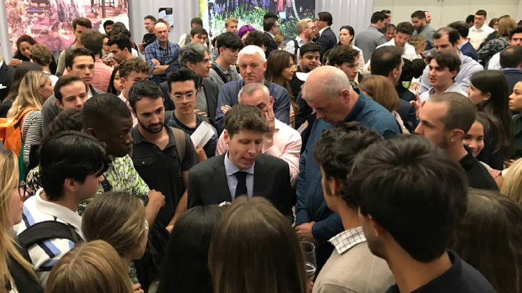 Sam Altman con alumnos de IE University en Madrid