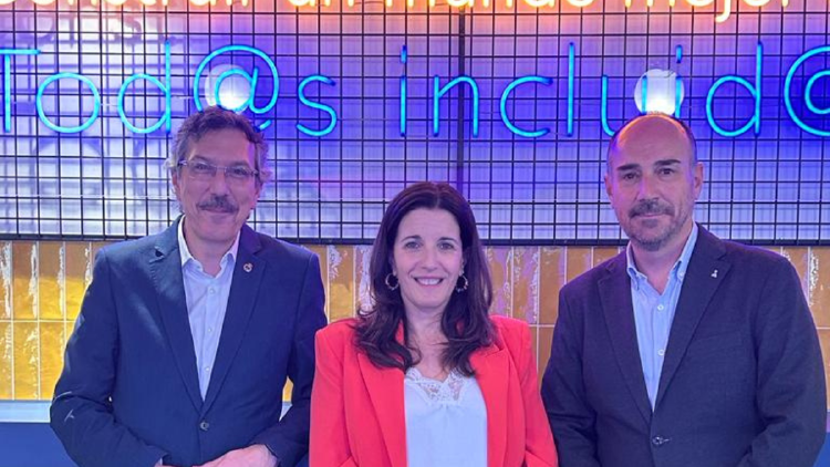 Luis Vicente Muñoz, CEO de Capital Radio; Esther Díaz, directora corporativa de Gestión de Personas y Desarrollo de Talento en ILUNION; y Jaime Calzado, director general de ILUNION FACILITY SERVICES. Luis Vicente Muñoz, CEO de Capital Radio; Esther Díaz, directora corporativa de Gestión de Personas y Desarrollo de Talento en ILUNION; y Jaime Calzado, director general de ILUNION FACILITY SERVICES.