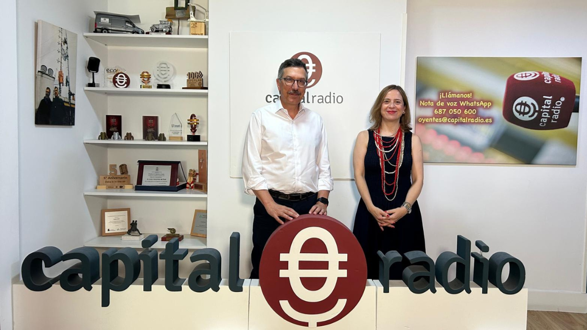 Amparo López Senovilla, secretaria de Estado de Comercio; y Luis Vicente Muñoz, CEO de Capital Radio.