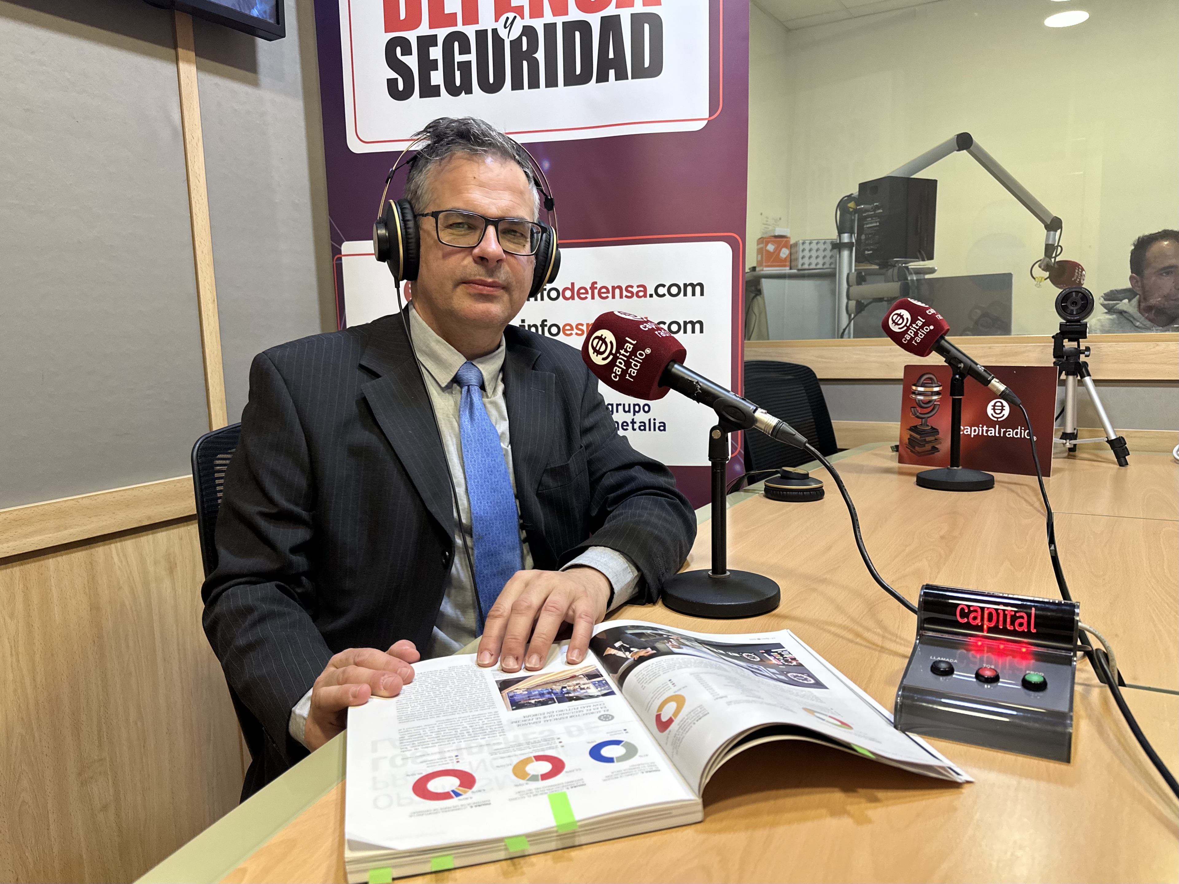 Ginés Soriano, editor del anuario de Infodefensa (durante la entrevista) Ginés Soriano, editor del anuario de Infodefensa (durante la entrevista)