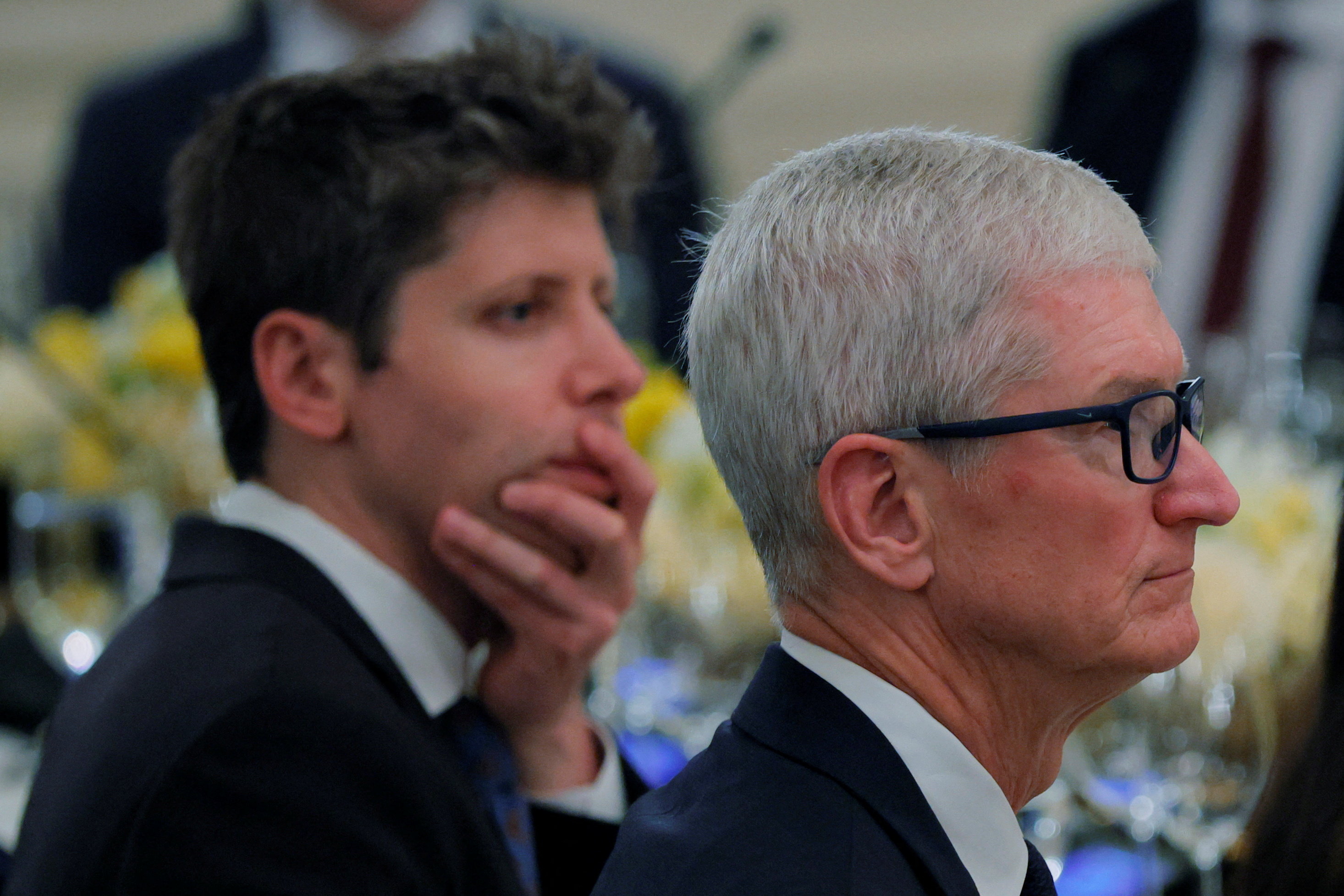 Sam Altman (CEO de OpenAI) y Tim Cook (CEO de Apple)