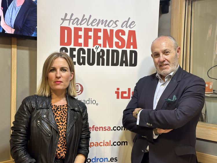 Modesto Martínez, senior manager para España de la dirección de Desarrollo de Negocio de SBS, con Laura Blanco