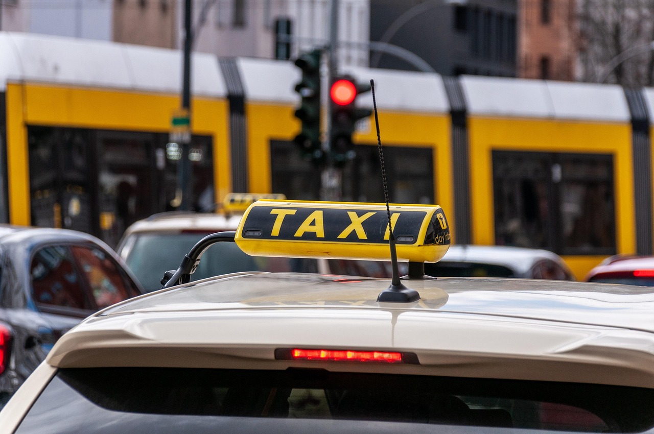 taxi 7856666_1280