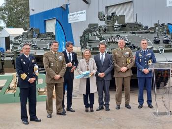 Entrega de los vehículos Castor al Ministerio de Defensa (en el centro, la secretaria de Estado de Defensa, Amparo Valcarce)