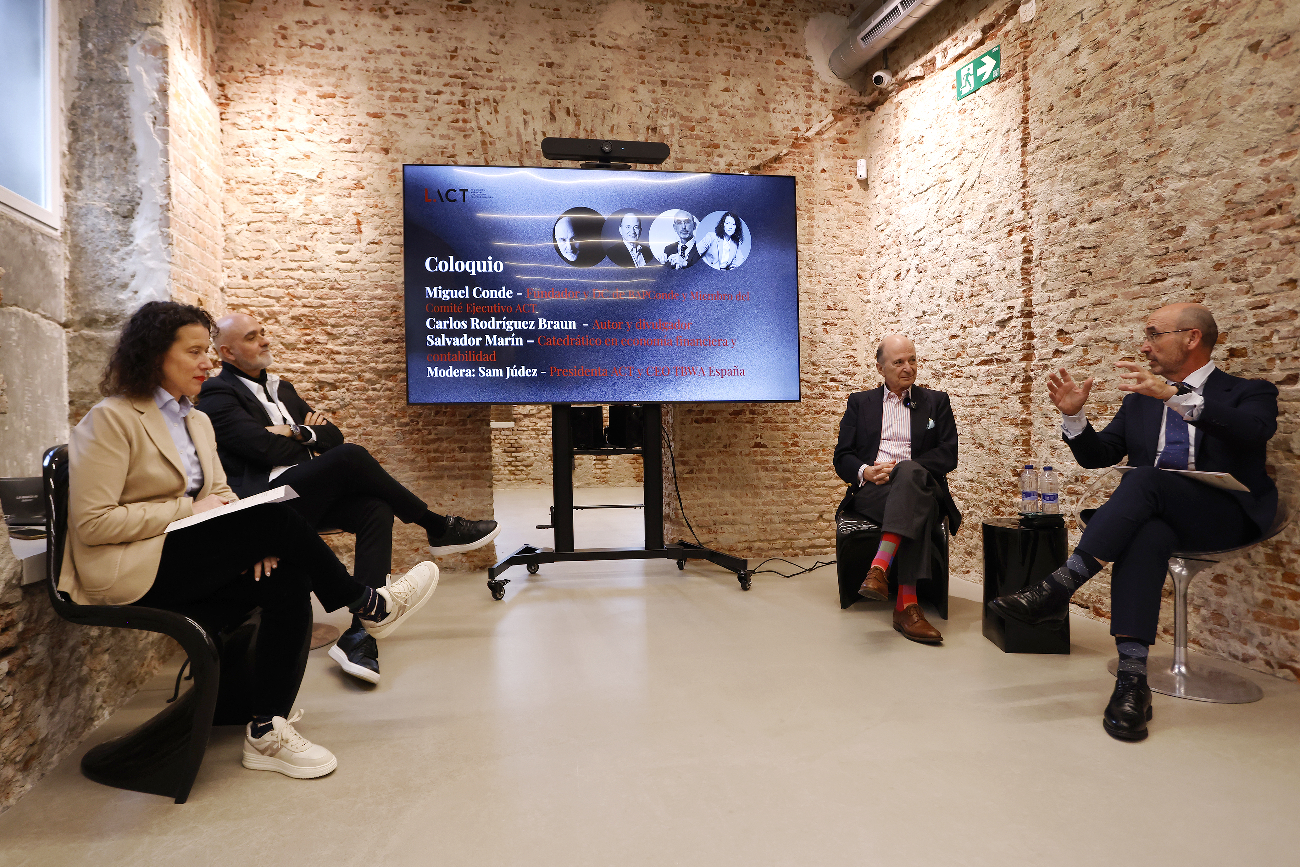 Sam Júdez, Presidenta de la ACT y CEO de TBWA España; Miguel Conde, miembro del comité de la ACT y CEO de Consistente  BAPConde; Carlos Rodríguez Braun, autor y divulgador; y Salvador Marín, catedrático e
