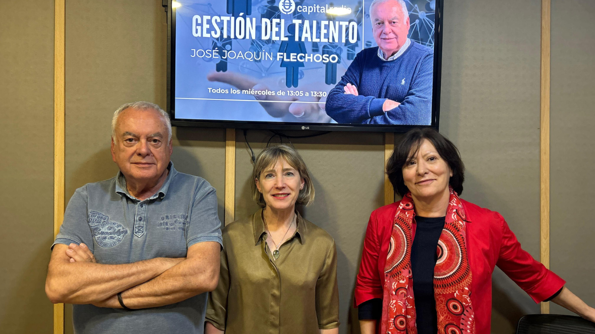 José Joaquín Flechoso junto con Marisa Marín Bonor, técnico de Fundae; y Mercedes Gabarró, jefa de Estadística y Gestión de la Información en Fundae. José Joaquín Flechoso junto con Marisa Marín Bonor, técnico de Fundae; y Mercedes Gabarró, jefa de Estadística y Gestión de la Información en Fundae.