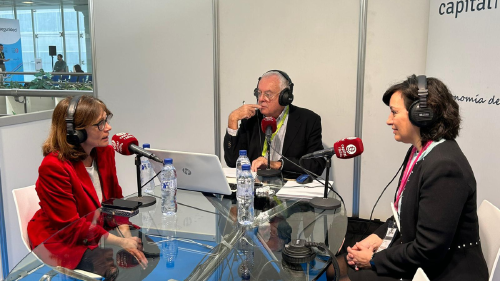 Ana Cano, responsable de la Unidad de Formación Programada por las Empresas de Fundae; y Miriam Bonilla, CEO de Edibon. Ana Cano, responsable de la Unidad de Formación Programada por las Empresas de Fundae; y Miriam Bonilla, CEO de Edibon.