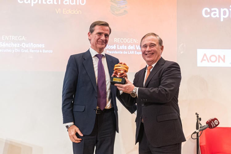 José Luis del Valle, presidente de Lar España, recibe el premio a la Excelencia a la Mejor Trayectoria Inmobiliaria de mano de Jesús Sánchez Quiñones, DG de Renta 4 Banco