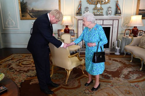 Boris Johnson y la Reina Isabel II