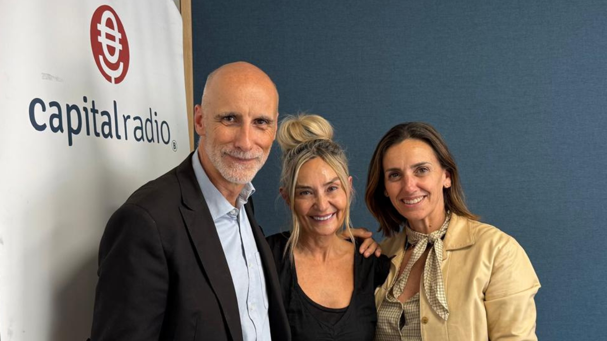 Chimo Ortega, director de Movilidad sobre Ruedas en Capital Radio; e Isabel L&oacute;pez Rivadulla, directora de Comunicaci&oacute;n de Signus Ecovalor; en el programa Neum&aacute;ticos en Verde.