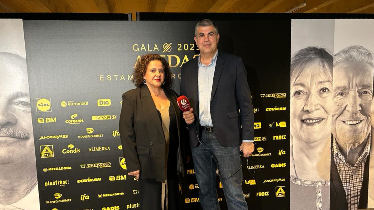 Mónica Riera, clienta de Alimerka y cuidadora de enfermos de ELA; con Jaume Segalés, de La Trilla. Mónica Riera, clienta de Alimerka y cuidadora de enfermos de ELA; con Jaume Segalés, de La Trilla.