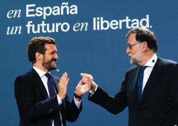 El expresidente del Gobierno, Mariano Rajoy Brey (d), y el presidente del PP, Pablo Casado (i), durante el acto inaugural de la Convención Nacional del Partido en Santiago de Compostela, Galicia, este lunes | Fuente: Twitter 