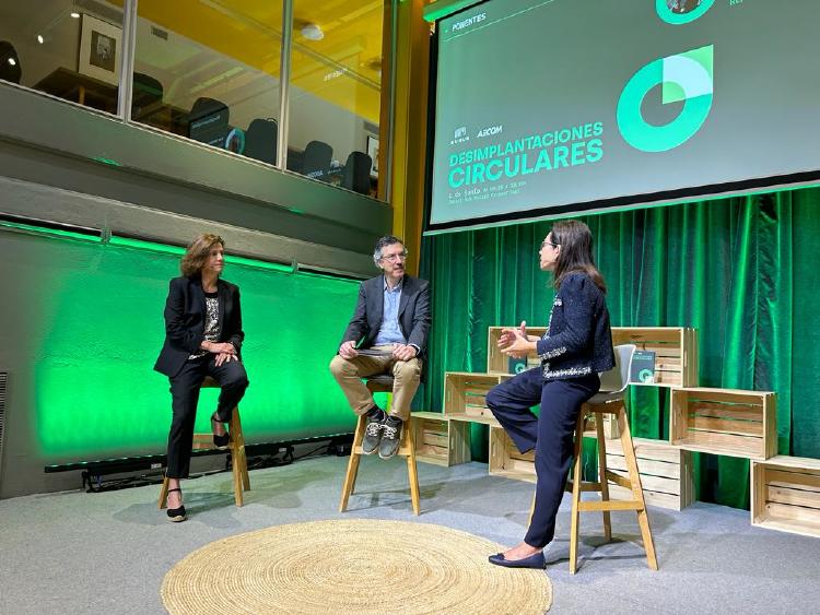 Belén Ciriza, directora de Proyectos Especiales de Cepsa; Luis Vicente Muñoz, CEO de Capital Radio; e Icíar Fernández Regatillo, gestor sénior de Desarrollo Ambiental en la Dirección de Sostenibilidad de Repsol.