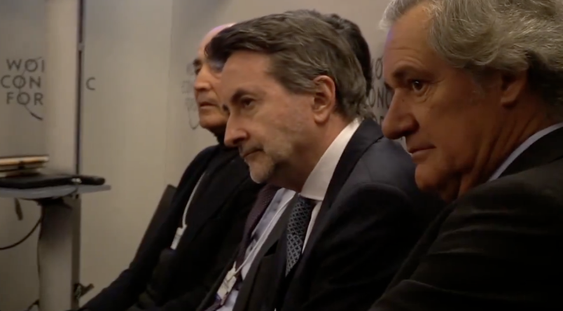 Antonio Brufau (centro), José Manuel Entrecanales (derecha) y Rafael del Pino (al fondo) en su reunión en Davos con Pedro Sánchez