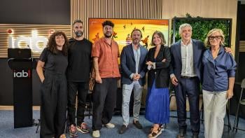 Izq a dcha_Alba Vence y Daniel Requena (Lady Brava), Petrus, Carlos Sánchez (IAB Spain), Lucía Angulo (McCann Worldgroup y McCann Spain), Miguel Pereira (Darwin & Verne y Phileas) y Reyes Justribó (IAB Spain) Izq a dcha_Alba Vence y Daniel Requena (Lady Brava), Petrus, Carlos Sánchez (IAB Spain), Lucía Angulo (McCann Worldgroup y McCann Spain), Miguel Pereira (Darwin & Verne y Phileas) y Reyes Justribó (IAB Spain)