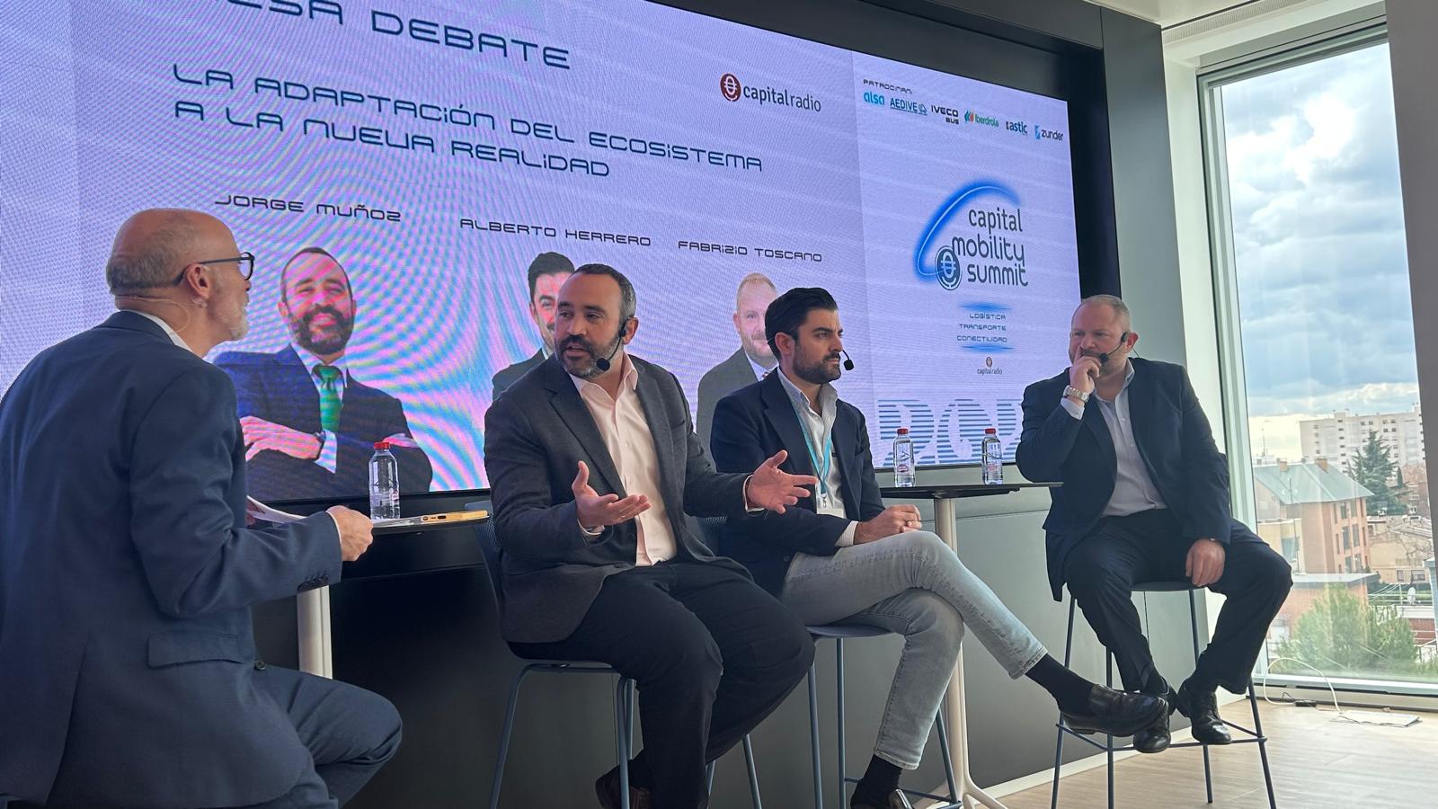 Mesa de debate en el Capital Mobility Summit sobre la adaptación del ecosistema a la nueva realidad, con Jorge Muñoz, responsable de Movilidad Inteligente de Iberdrola; Alberto Herrero, B2B Manager de Zunder; y Fabrizio Toscano, Business Director en Iberia de Iveco Bus.