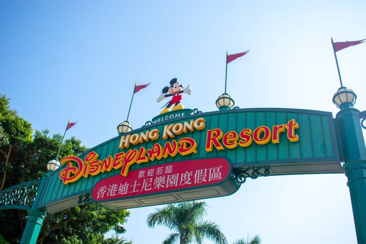 Disney y Hong Kong Photo by Kon Karampelas on Unsplash