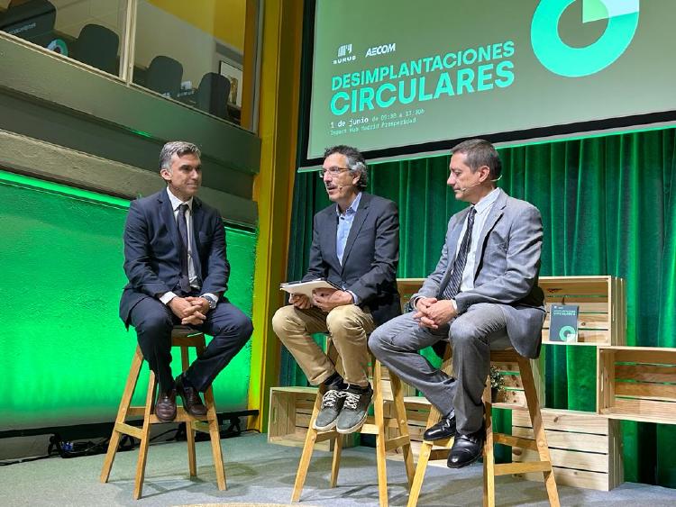 Juan Luis Domínguez, Head of Project Execution de Siemens Energy; Luis Vicente Muñoz, CEO de Capital Radio; y Francisco Núñez, Relaciones Institucionales y Sostenibilidad en El Corte Inglés.