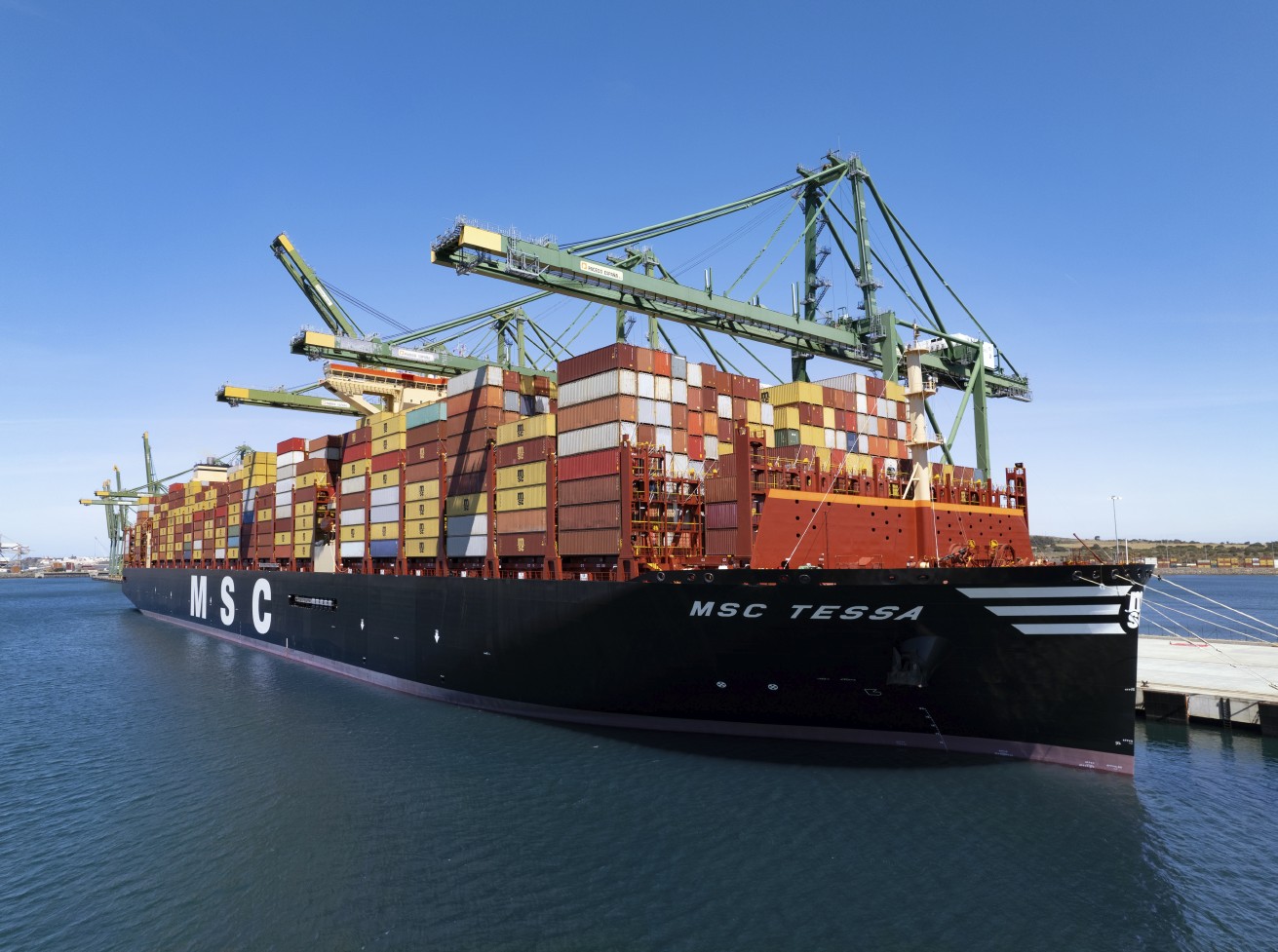 Contenedores en un buque de MSC
