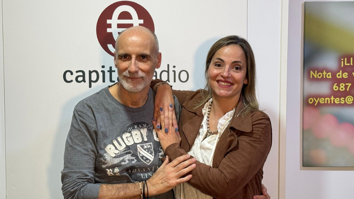 La responsable de marketing y ventas en el canal Retail de LumiLED, Ana Martín Ruiz Moyano, con Chimo Ortega, director de Movilidad sobre Ruedas en Capital Radio.