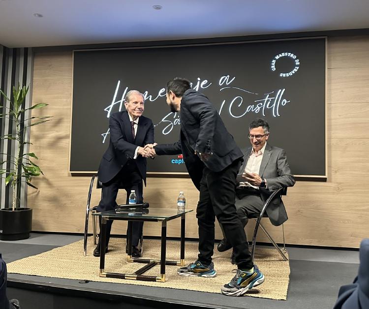 Saludo de Javier Alfayate a Antonio Sáez del Castillo.