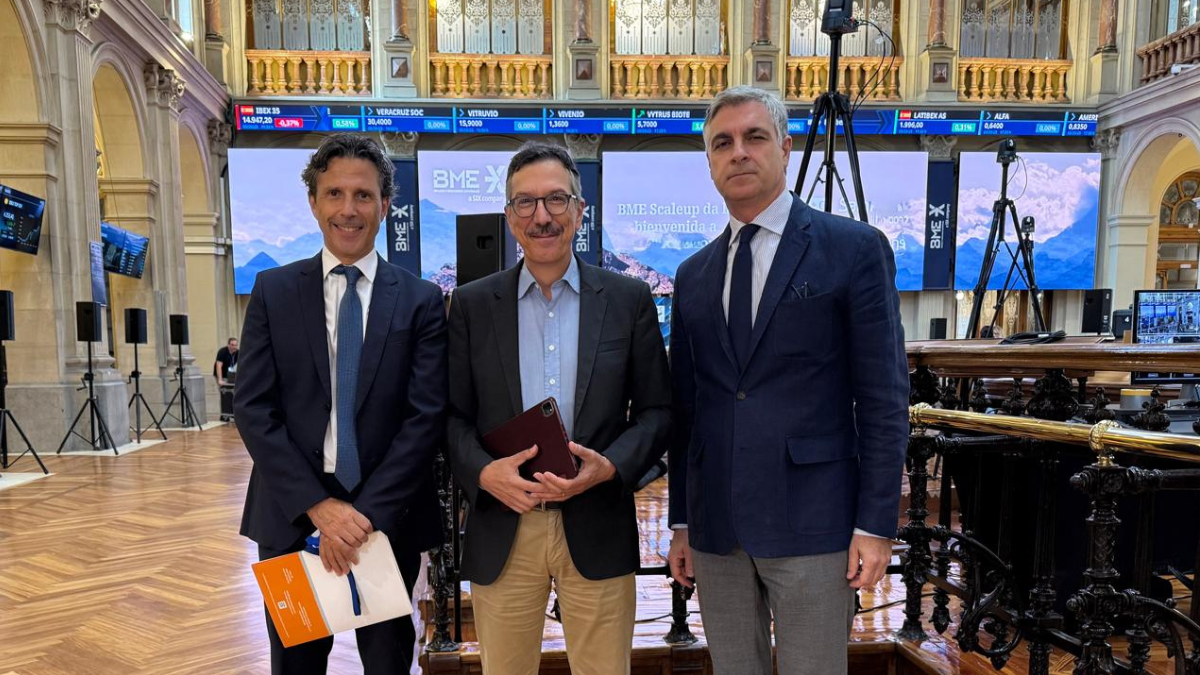 Alejandro Falcón, abogado experto en propiedad industrial e intelectual y socio director de Falcón Abogados, despacho de referencia en la defensa de marcas, patentes y derechos de autor; y Luis Moll, presidente del Consejo Superior de Letrados y Abogados de CCAA, y letrado de la Comunidad de Madrid. Alejandro Falcón, abogado experto en propiedad industrial e intelectual y socio director de Falcón Abogados, despacho de referencia en la defensa de marcas, patentes y derechos de autor; y Luis Moll, presidente del Consejo Superior de Letrados y Abogados de CCAA, y letrado de la Comunidad de Madrid.