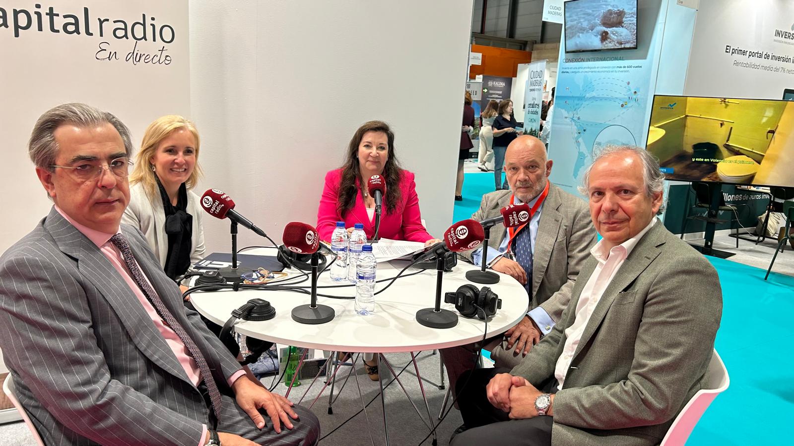 Luis Roca de Togores, presidente de Valdecarros; Carmen Román, directora comercial en Habitat Inmobiliaria; José Luis Marcos, presidente de Proel; y Álvaro Escribano, gerente de Suelo en Madrid de Metrovacesa y consejero de Los Cerros. Luis Roca de Togores, presidente de Valdecarros; Carmen Román, directora comercial en Habitat Inmobiliaria; José Luis Marcos, presidente de Proel; y Álvaro Escribano, gerente de Suelo en Madrid de Metrovacesa y consejero de Los Cerros.