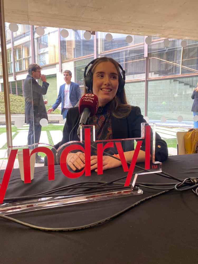 Sara Yago (Operaciones), durante el programa Sara Yago (Operaciones), durante el programa