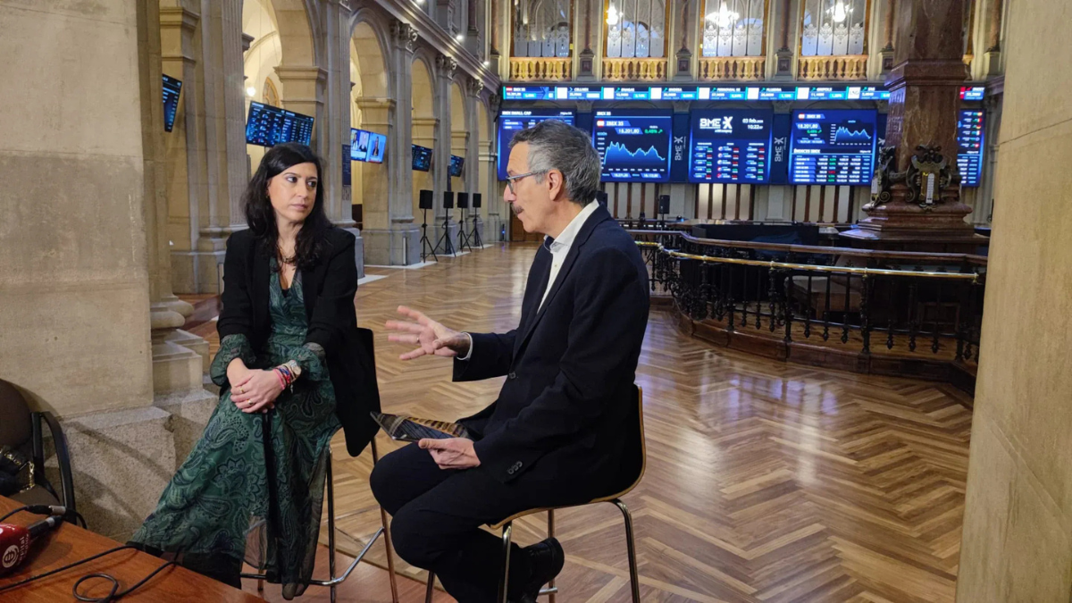 Marta Henr&iacute;quez, directora de Ford PRO Espa&ntilde;a y Portugal; y Luis Vicente Mu&ntilde;oz, CEO de Capital Radio, en el Palacio de la Bolsa de Madrid.