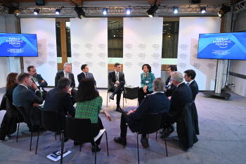 Pedro Sánchez en una reunión con empresarios en Davos (enero 2023)