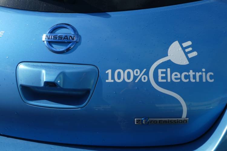 Coche eléctrico de Nissan - Photo by Jan Kaluza on Unsplash