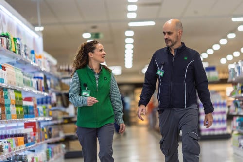 Trabajadores de Mercadona en un supermercado Trabajadores de Mercadona en un supermercado