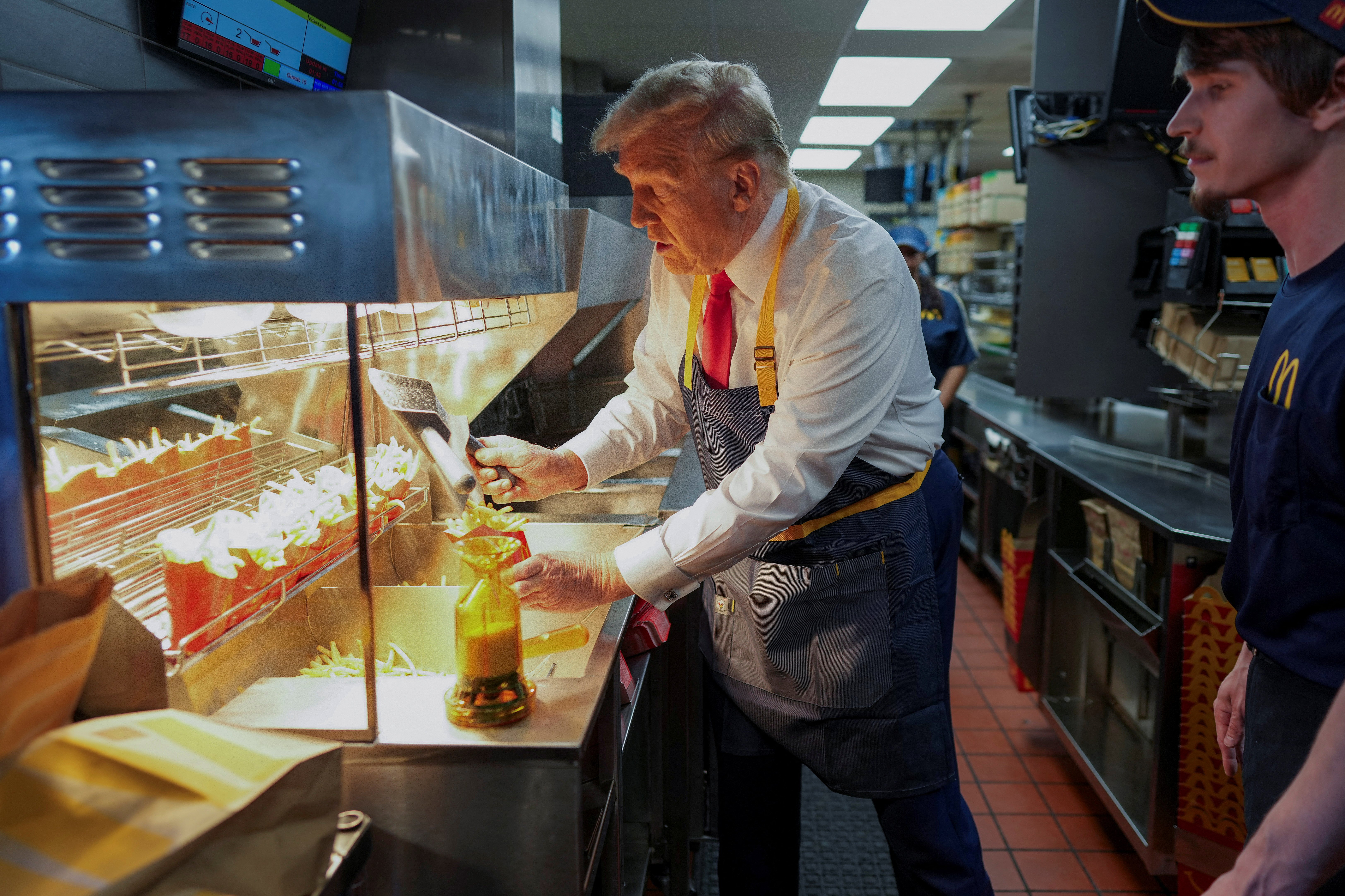 Donald Trump trabajando en un McDonalds (en la campaña electoral de 2024)