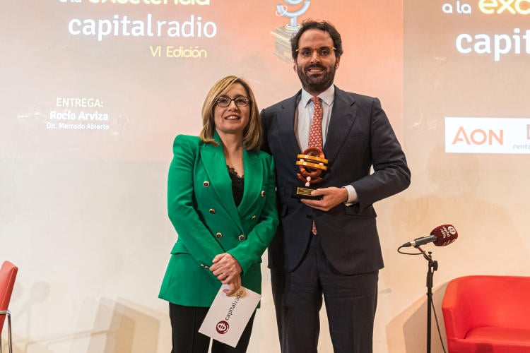 Arturo Perera, DG Banco BIG, recibe el Premio a la Excelencia al Mejor Servicio al Cliente de manos de la periodista Rocío Arviza