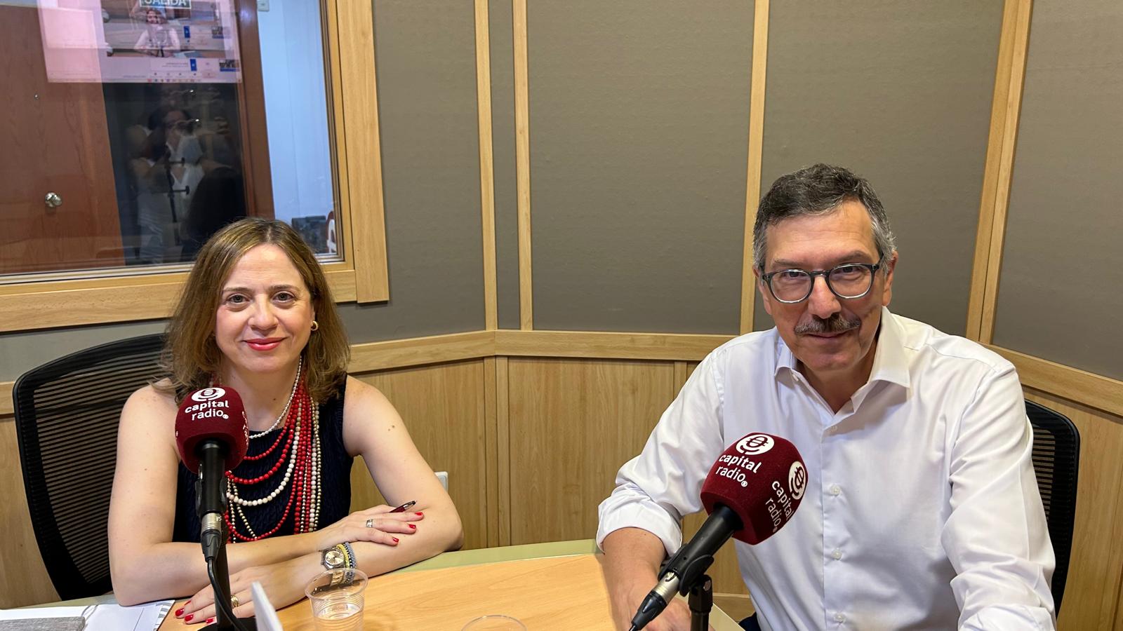 Amparo López Senovilla, secretaria de Estado de Comercio; y Luis Vicente Muñoz, CEO de Capital Radio.