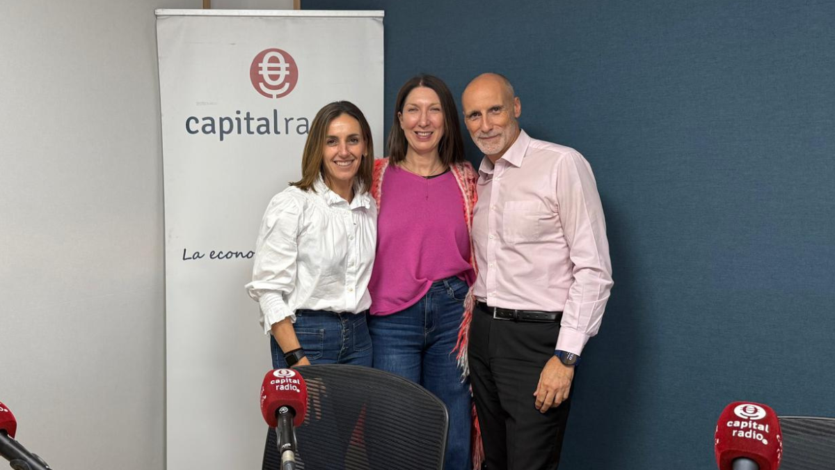 Merche Zubiaga, fundadora y directora de Tiempo de Arte, rodeada de Isabel López Rivadulla, directora de Comunicación de Signus Ecovalor, y Chimo Ortega, director de Movilidad sobre Ruedas en Capital Radio.
