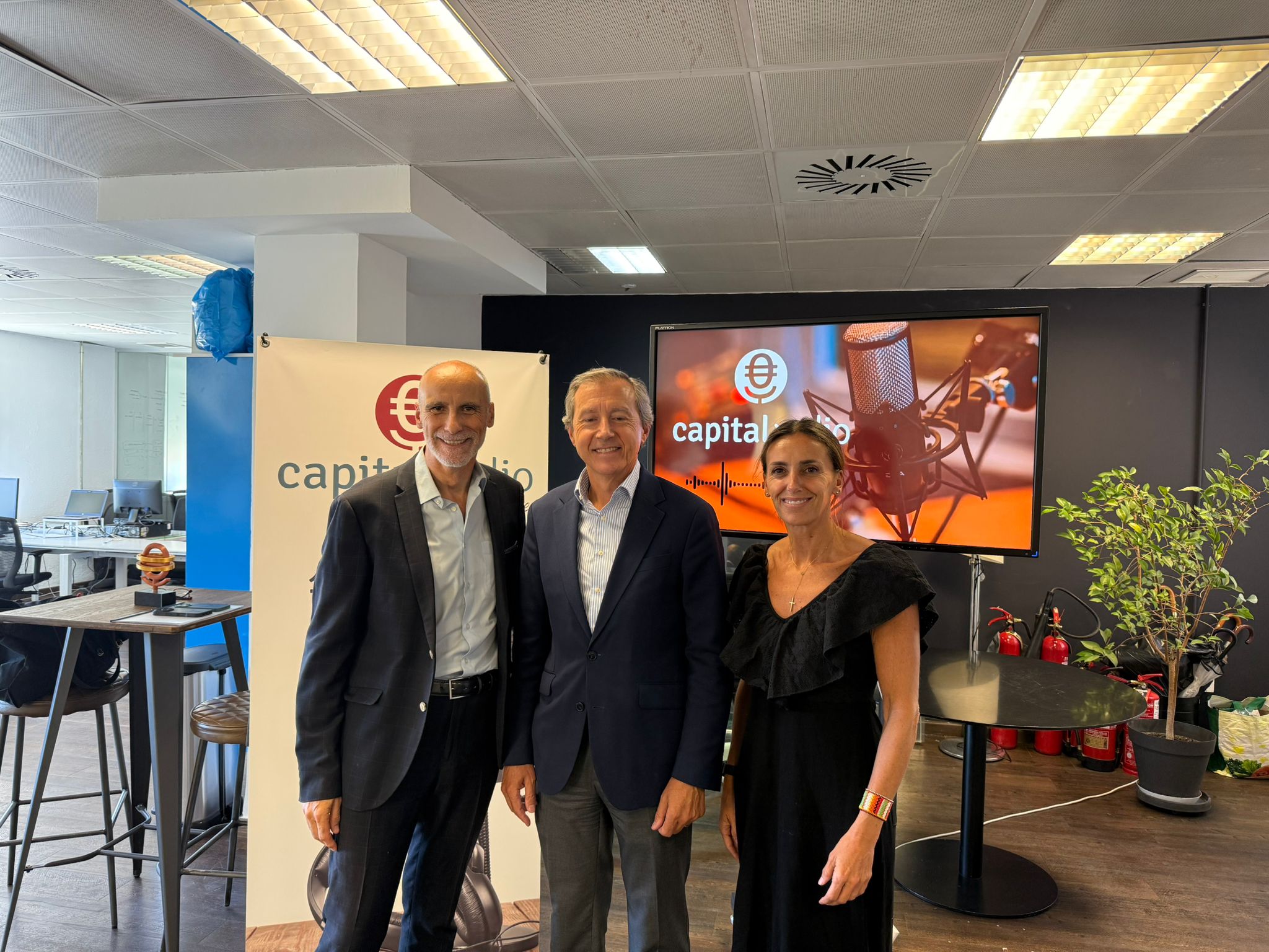 Chimo Ortega, director de Movilidad sobre Ruedas; Carlos Prieto, director general de Signus; e Isabel López Rivadulla, directora de Comunicación de Signus. Chimo Ortega, director de Movilidad sobre Ruedas; Carlos Prieto, director general de Signus; e Isabel López Rivadulla, directora de Comunicación de Signus.